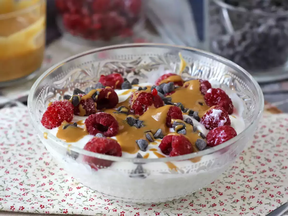 Skyr tál piros gyümölccsel, mogyoróvajjal és csokoládéval - fotó 3