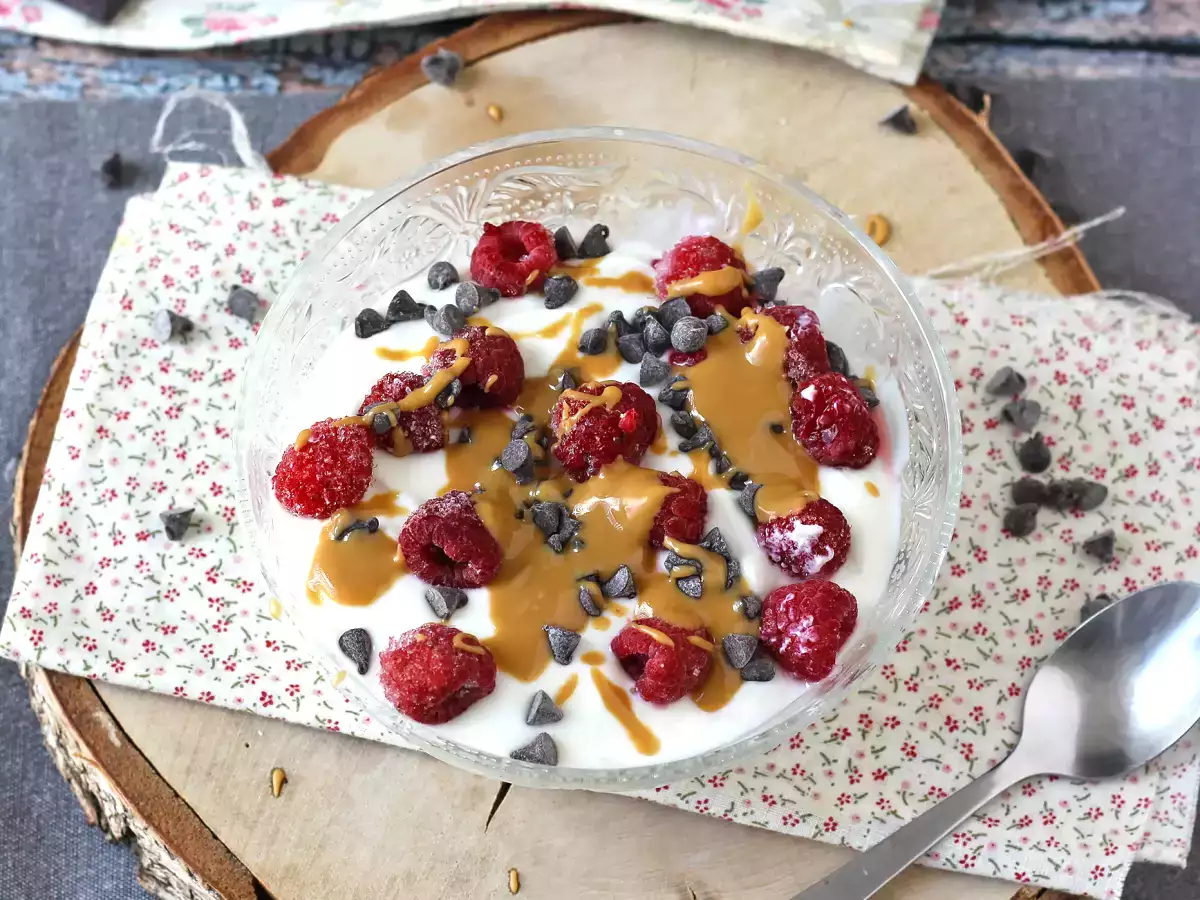 Skyr tál piros gyümölccsel, mogyoróvajjal és csokoládéval - fotó 4