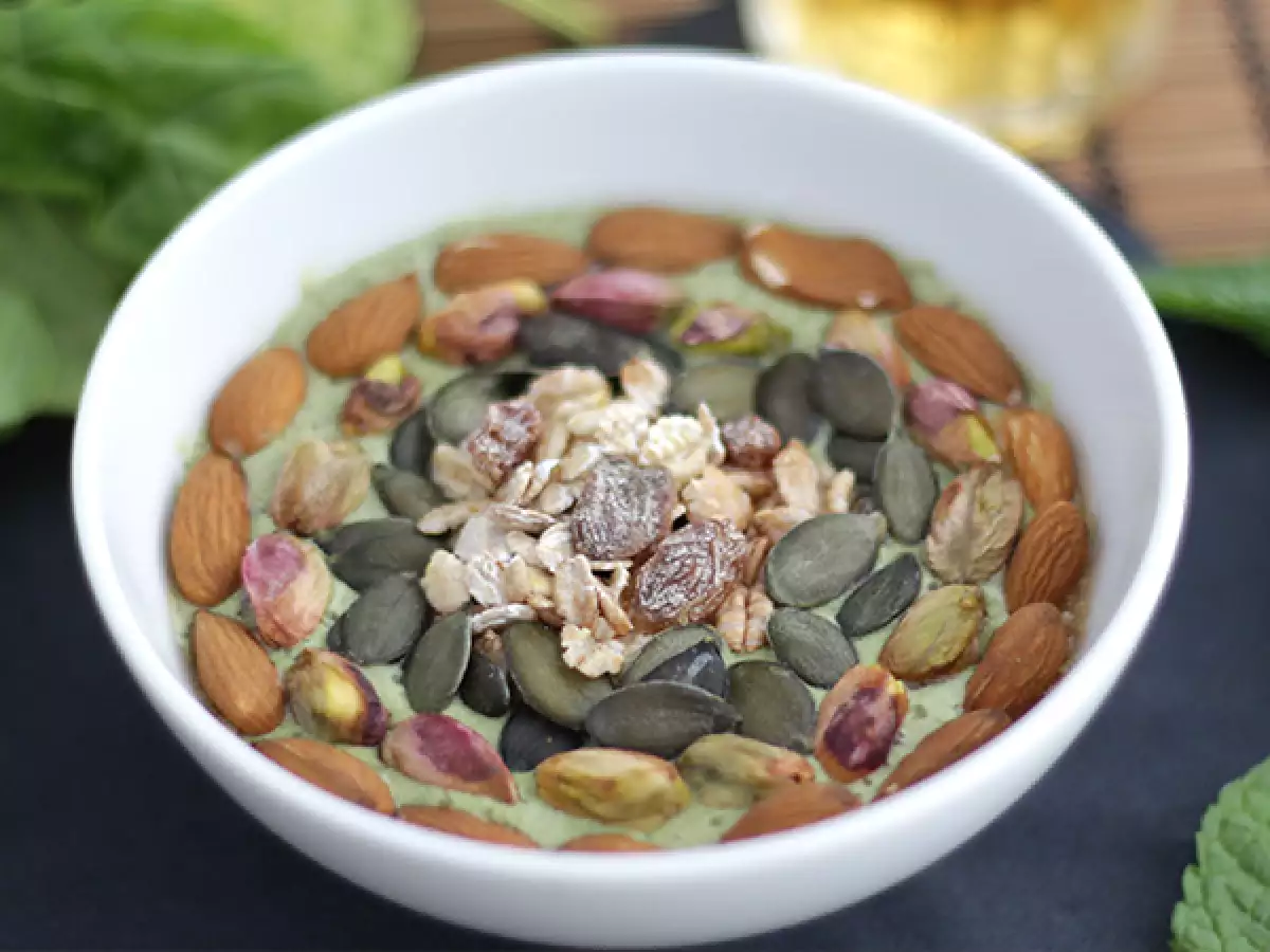 Smoothie tál kiwi menta spenót hajtások