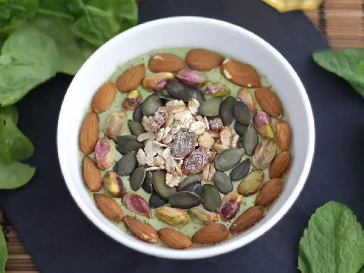 Smoothie tál kiwi menta spenót hajtások - fotó 2