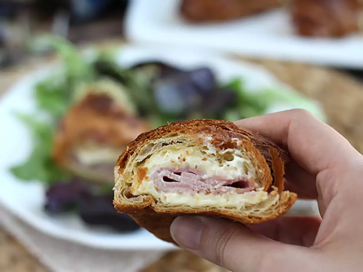 Sonkás-sajtos croissant - fotó 4