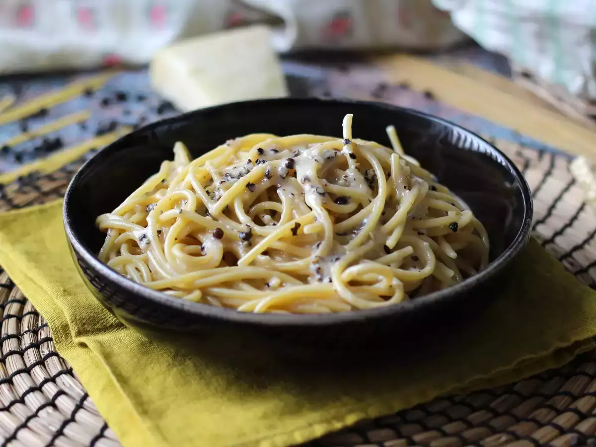 Spagetti cacio e pepe: 3 hozzávaló, egy ízrobbanás!