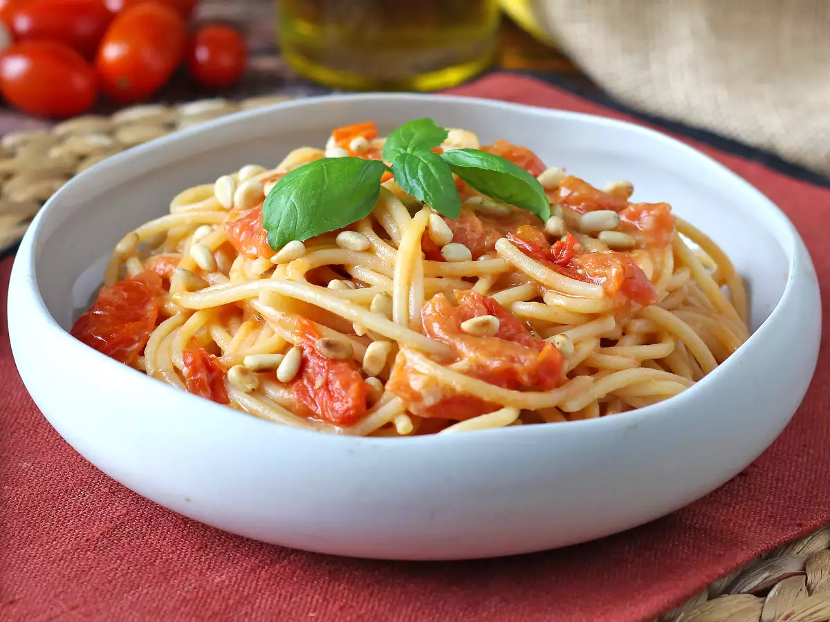 Spagetti cseresznyeparadicsommal és fenyőmaggal: krémes és illatos recept - fotó 2