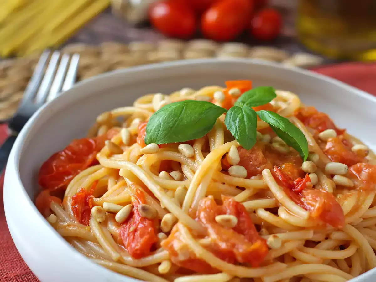 Spagetti cseresznyeparadicsommal és fenyőmaggal: krémes és illatos recept - fotó 3