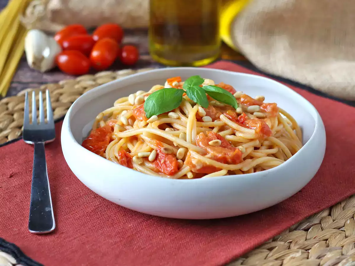 Spagetti cseresznyeparadicsommal és fenyőmaggal: krémes és illatos recept - fotó 4