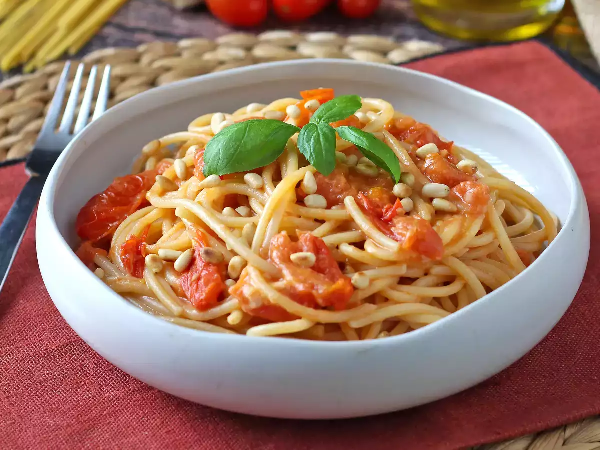 Spagetti cseresznyeparadicsommal és fenyőmaggal: krémes és illatos recept - fotó 5