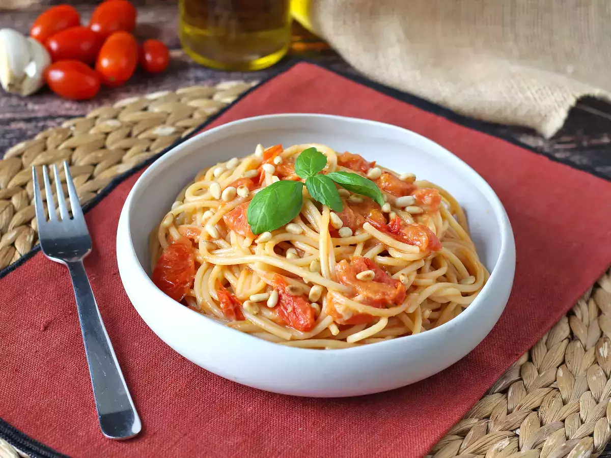 Spagetti cseresznyeparadicsommal és fenyőmaggal: krémes és illatos recept - fotó 6