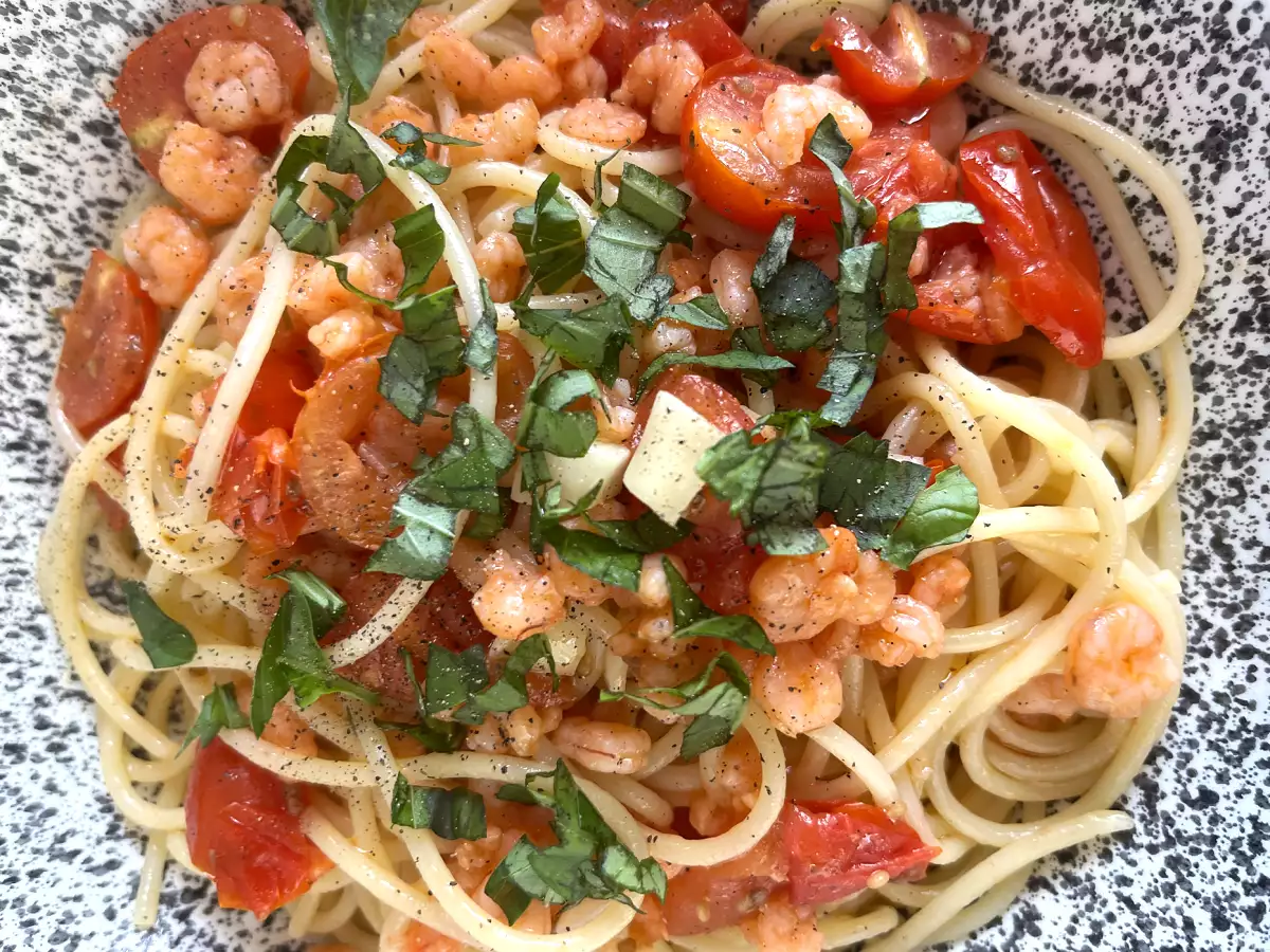 Spagetti garnélarákkal és cseresznyeparadicsommal, egy gyors recept egy ízletes első fogáshoz - fotó 2