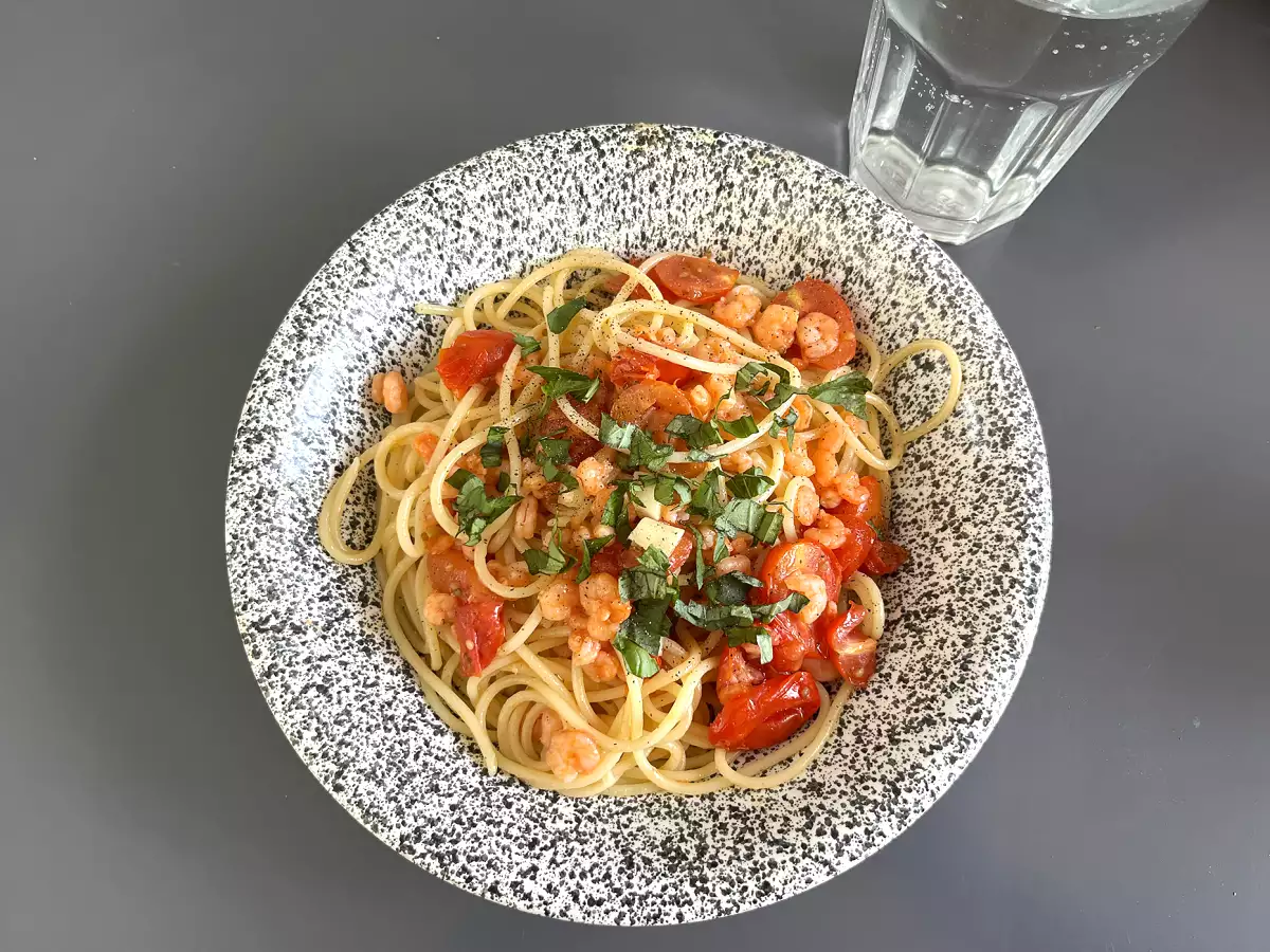 Spagetti garnélarákkal és cseresznyeparadicsommal, egy gyors recept egy ízletes első fogáshoz - fotó 3