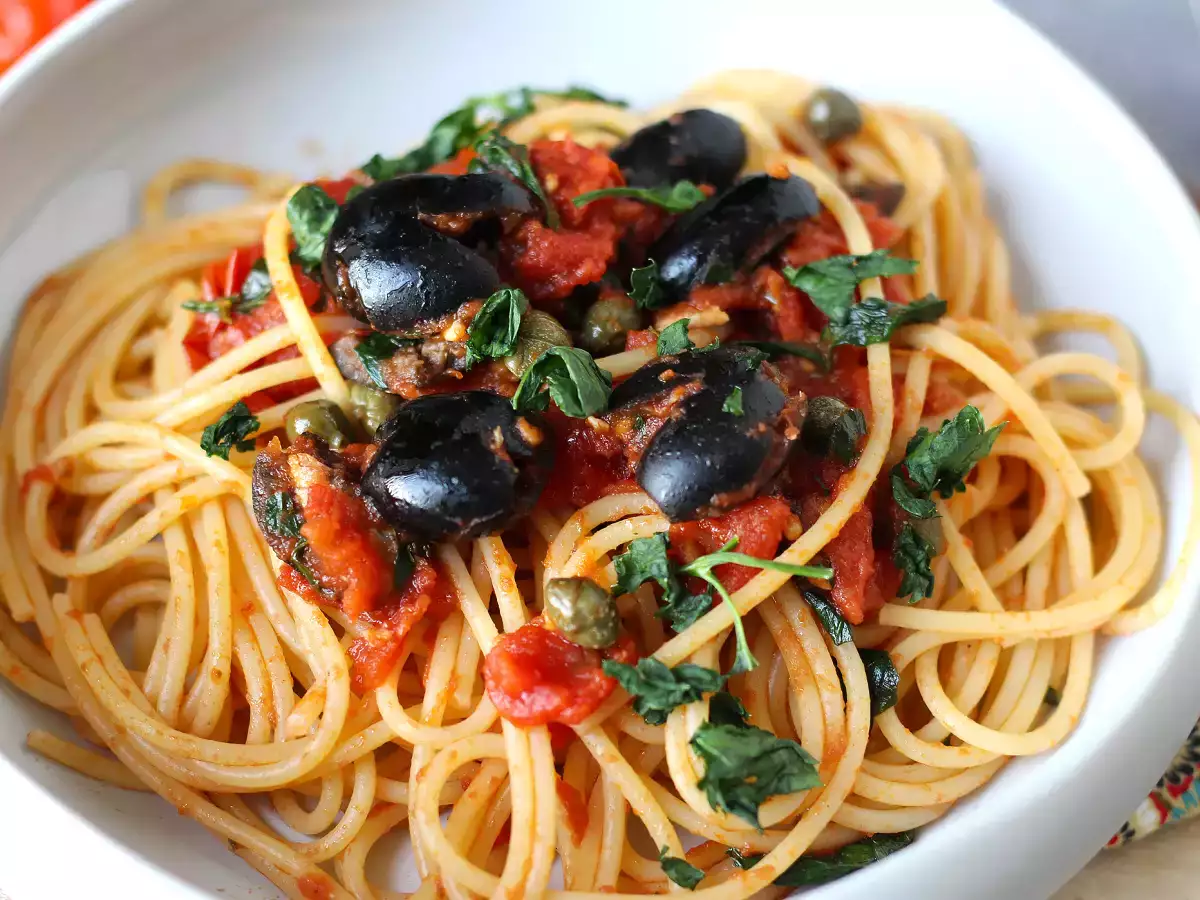 Spaghetti alla puttanesca, egy gyors és ízletes első fogás - fotó 4
