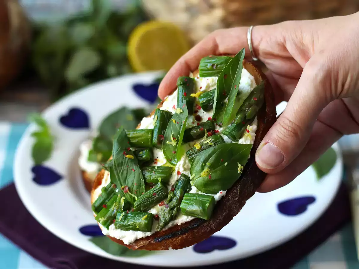 Spárga, citrom és bazsalikom ricotta tartinok - fotó 2