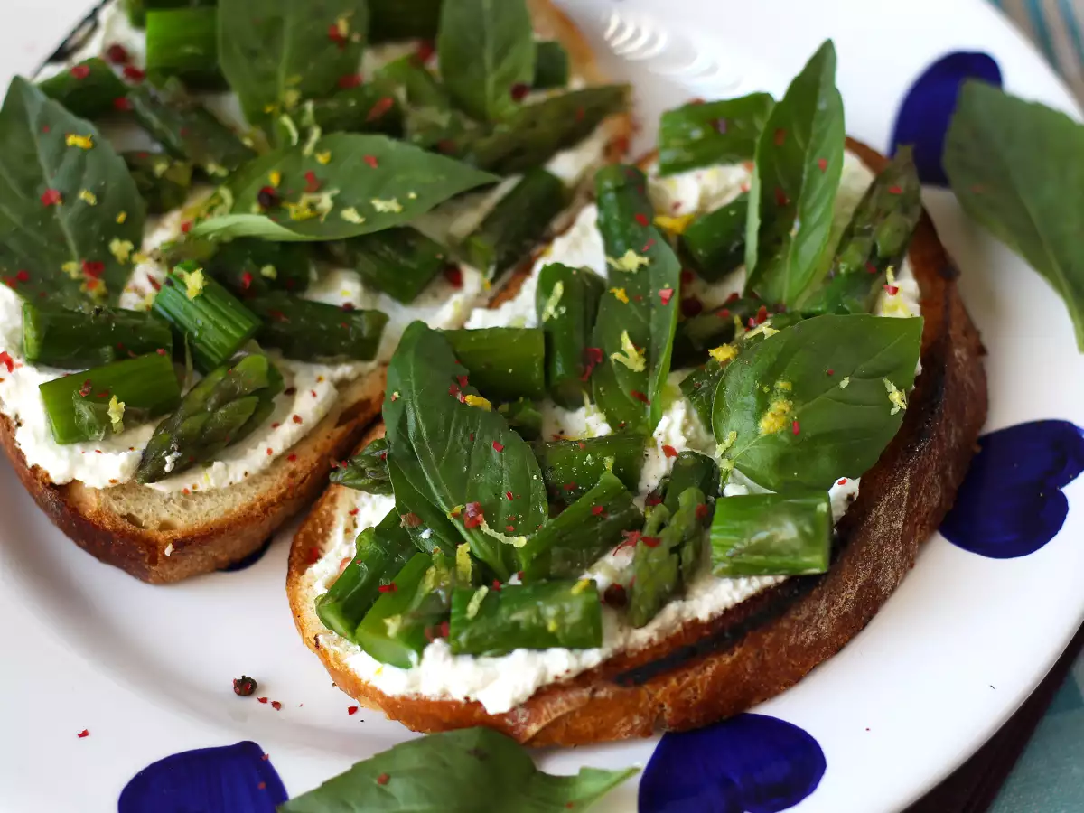 Spárga, citrom és bazsalikom ricotta tartinok - fotó 4