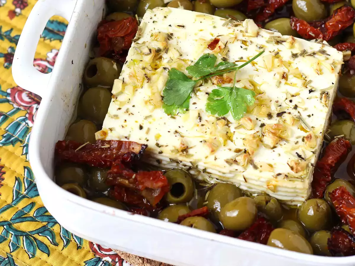 Sült feta szárított paradicsommal és olajbogyóval, mediterrán stílusban - fotó 2