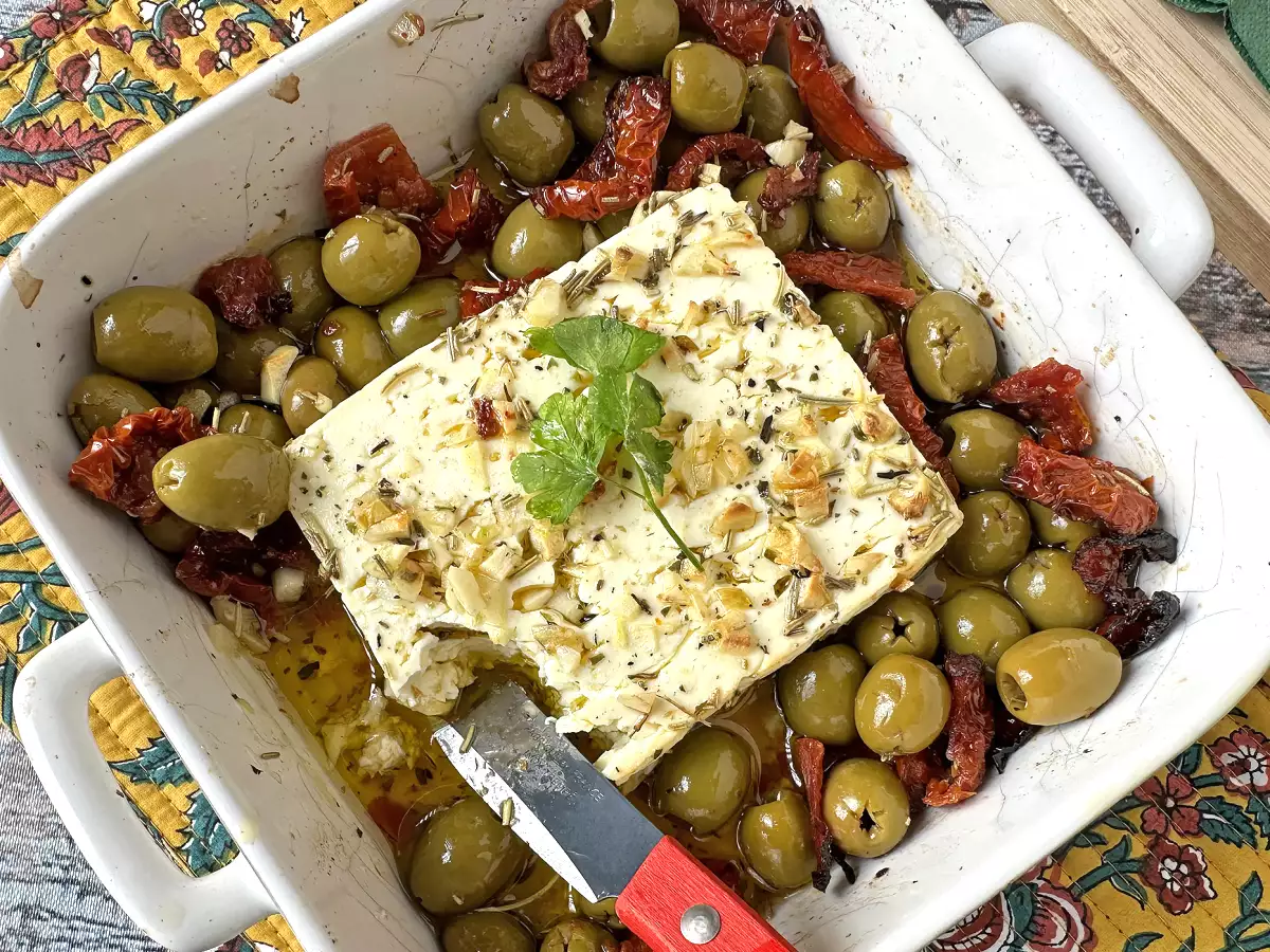 Sült feta szárított paradicsommal és olajbogyóval, mediterrán stílusban - fotó 3