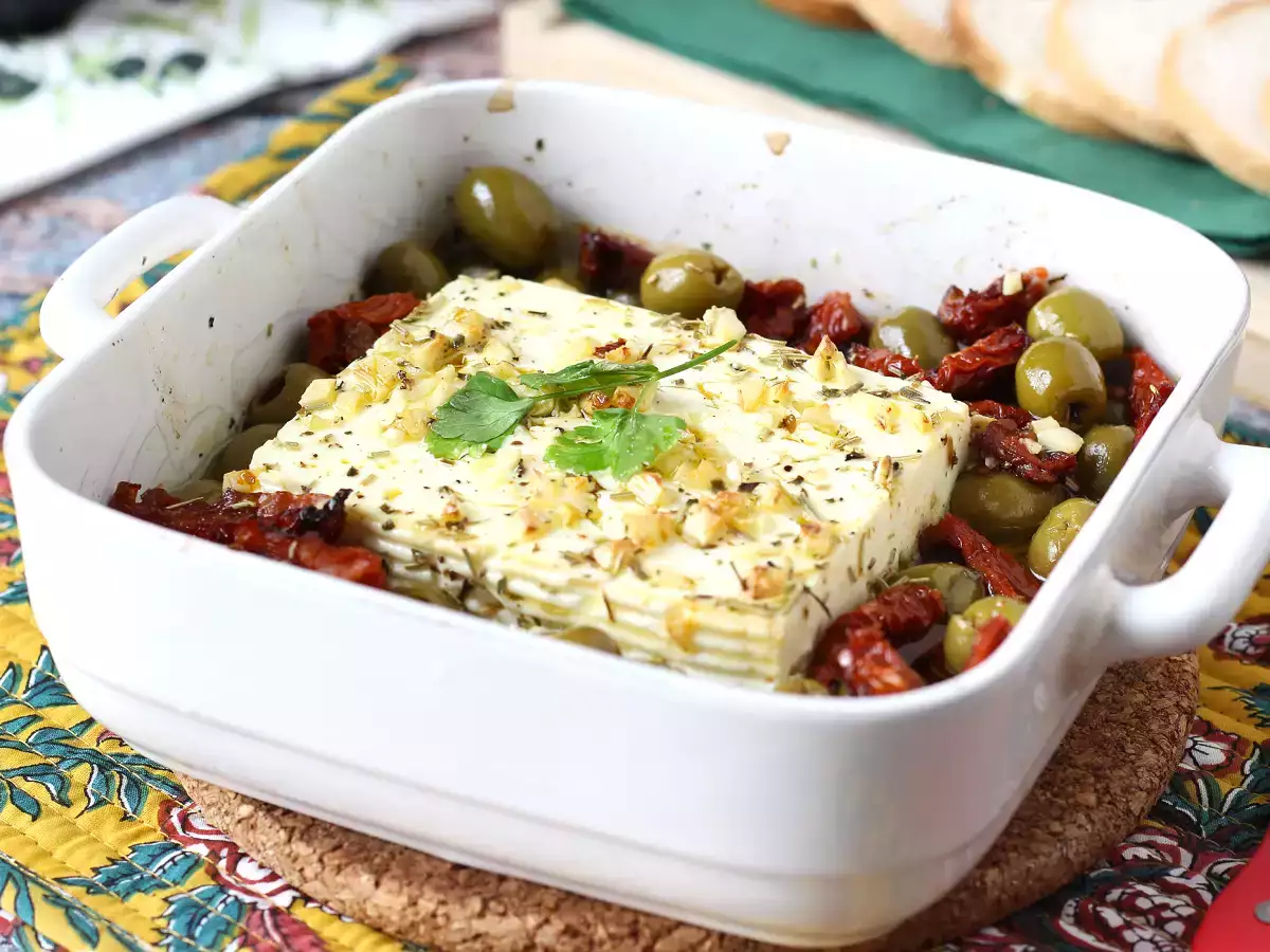 Sült feta szárított paradicsommal és olajbogyóval, mediterrán stílusban - fotó 4