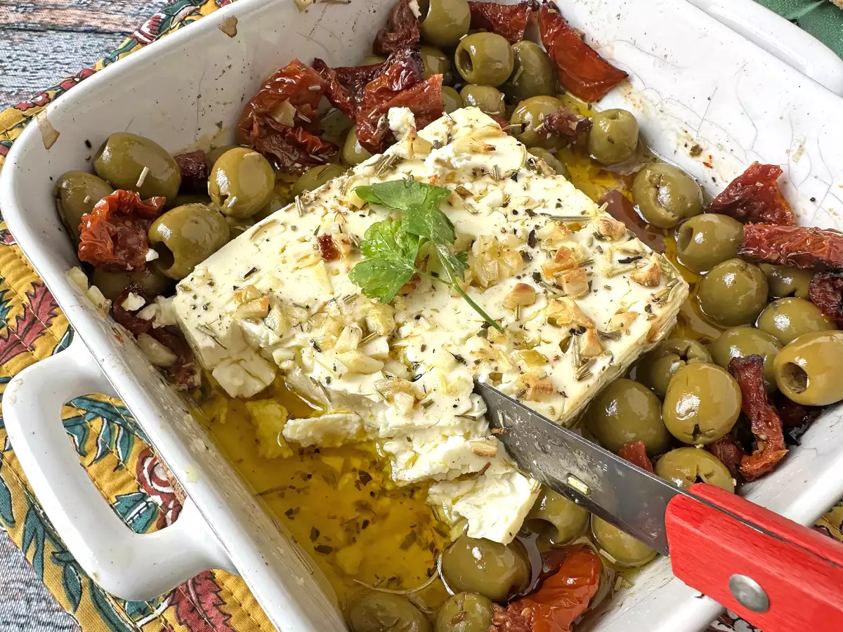 Sült feta szárított paradicsommal és olajbogyóval, mediterrán stílusban - fotó 5