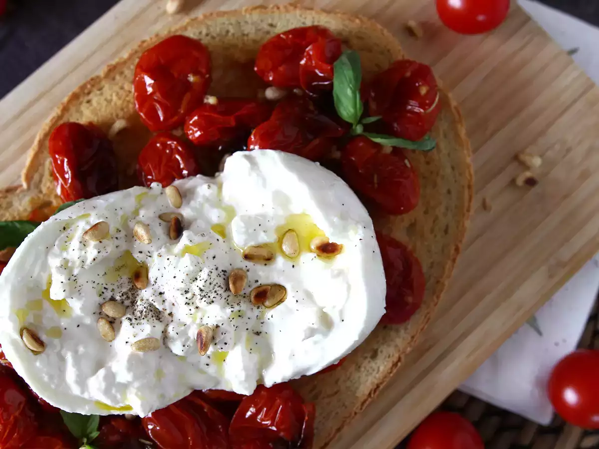 Sült paradicsom és burrata bruschetta - fotó 2
