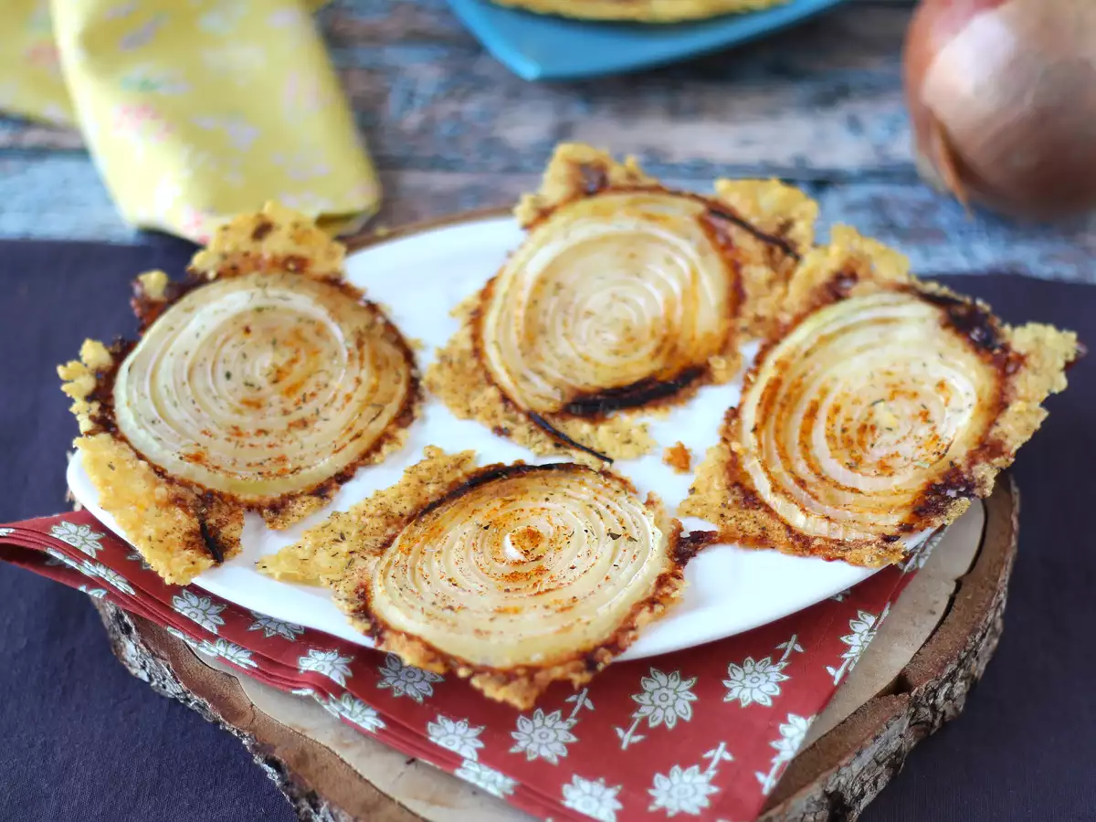 Szuper ropogós házi hagymás és parmezános chipsek - fotó 2