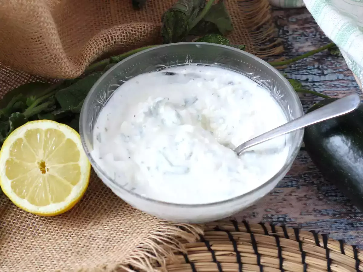 Szuperfriss joghurt, feta, citrom és menta mártással!