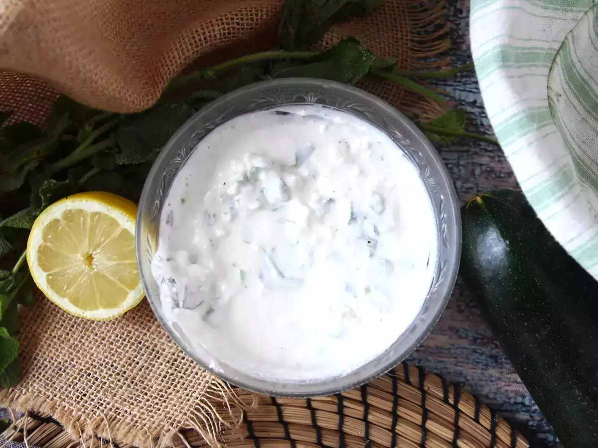 Szuperfriss joghurt, feta, citrom és menta mártással! - fotó 3