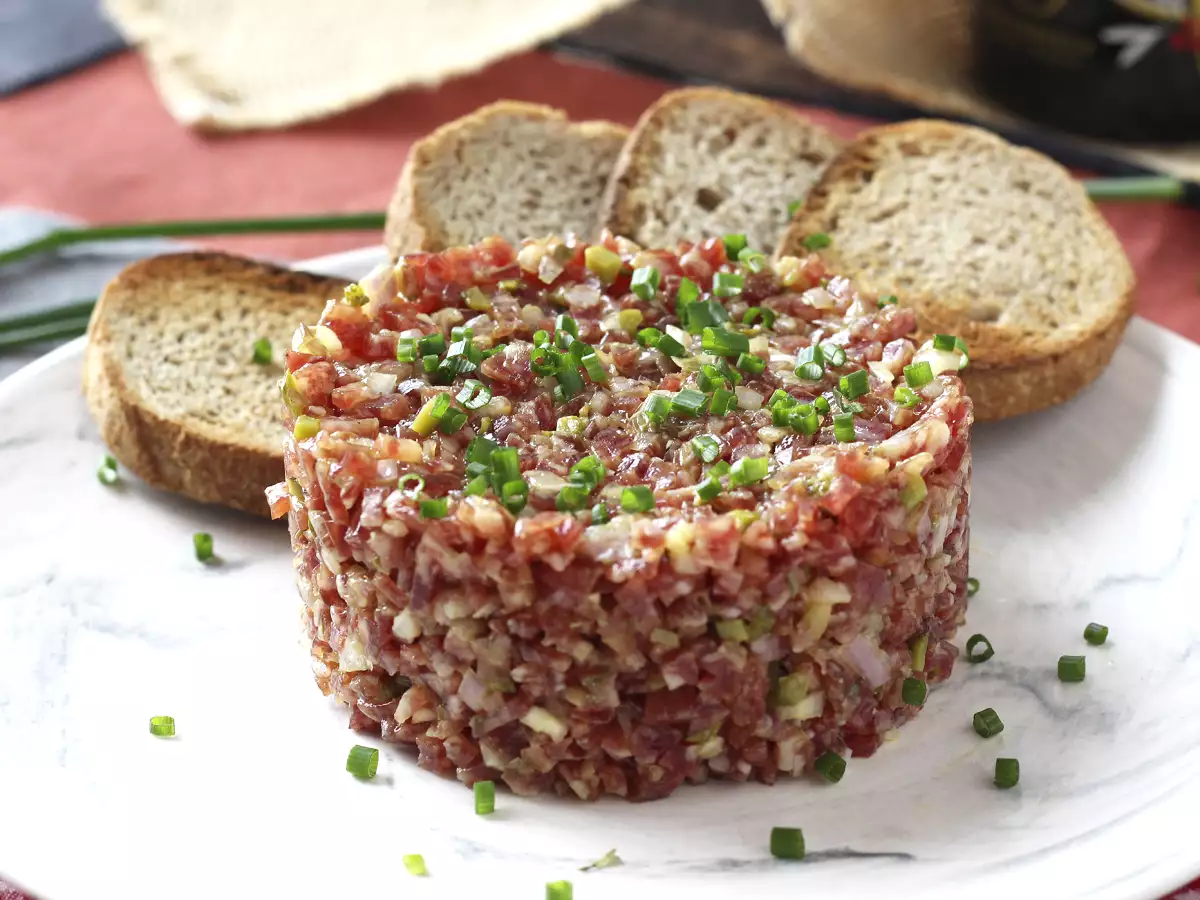 Tartar de fuet: a klasszikus steak-tatár expressz változata