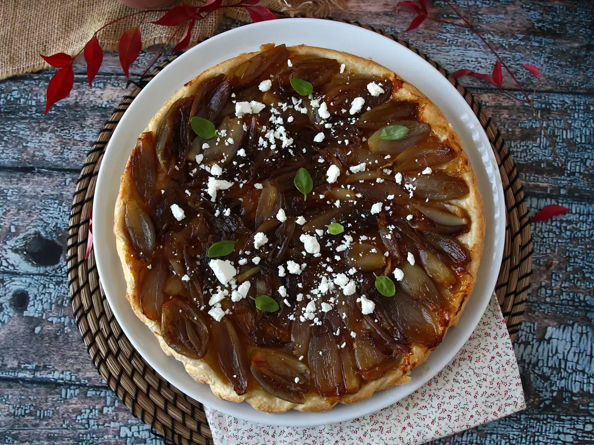 Tarte tatin mogyoróhagymával és fetával, az ellenállhatatlan sós változat! - fotó 2