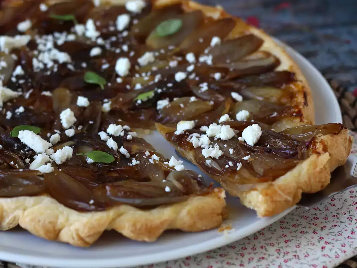 Tarte tatin mogyoróhagymával és fetával, az ellenállhatatlan sós változat! - fotó 3