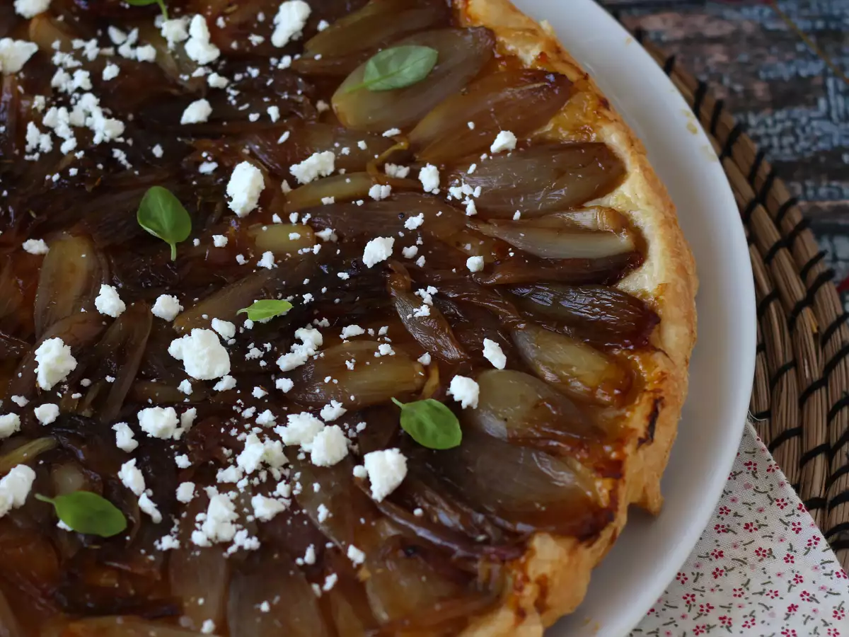 Tarte tatin mogyoróhagymával és fetával, az ellenállhatatlan sós változat! - fotó 4