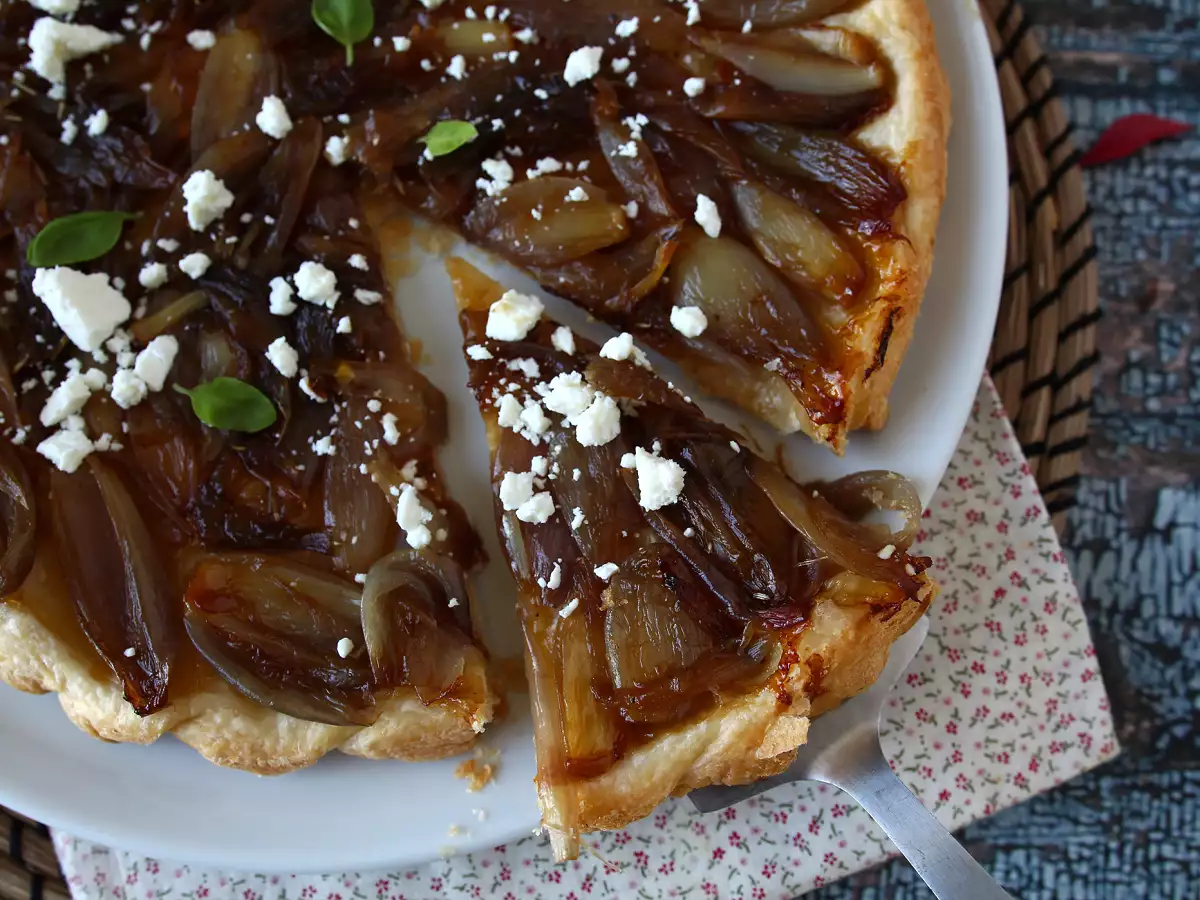 Tarte tatin mogyoróhagymával és fetával, az ellenállhatatlan sós változat! - fotó 5