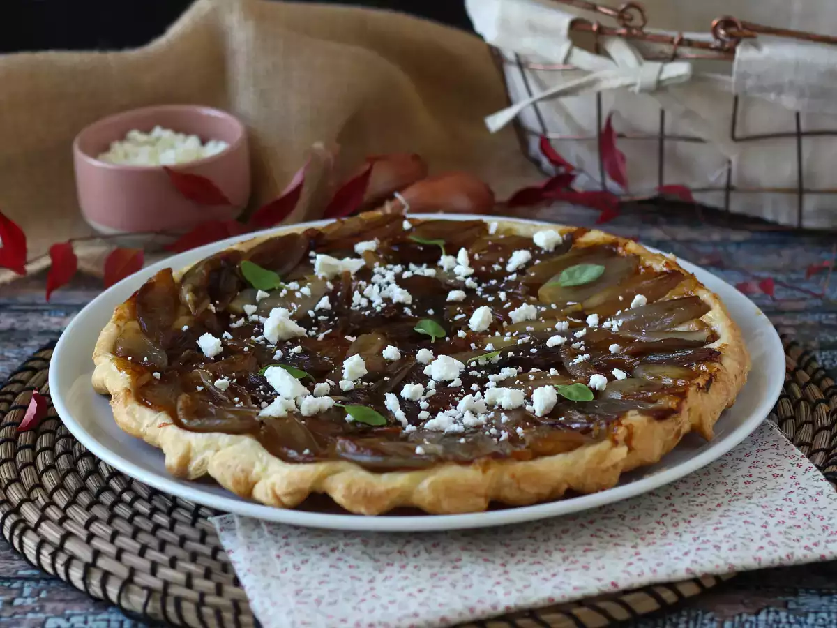 Tarte tatin mogyoróhagymával és fetával, az ellenállhatatlan sós változat! - fotó 6