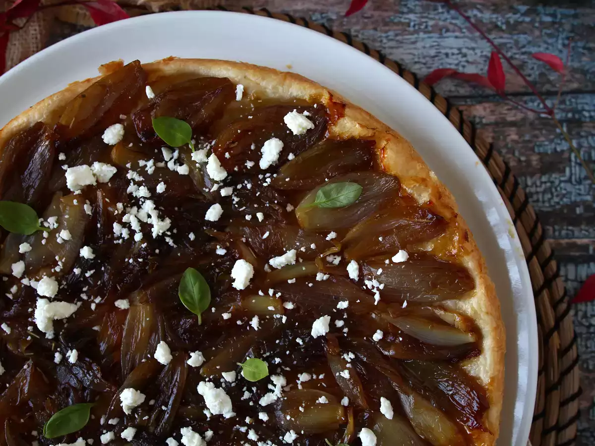 Tarte tatin mogyoróhagymával és fetával, az ellenállhatatlan sós változat! - fotó 7