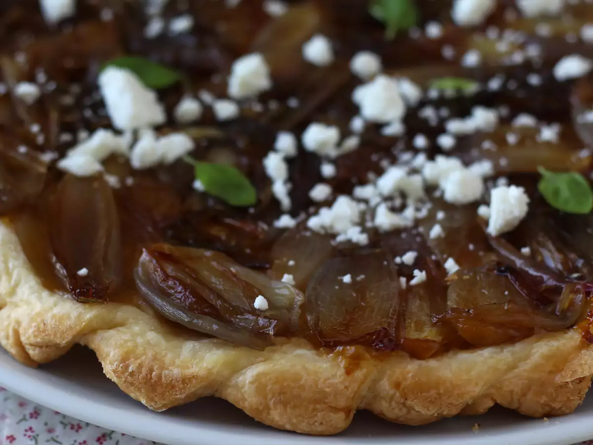 Tarte tatin mogyoróhagymával és fetával, az ellenállhatatlan sós változat! - fotó 8