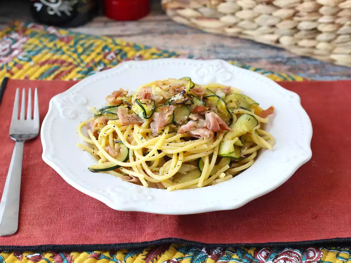 Tészta cukkinivel és ropogós speckkel: egyszerű recept, ami megoldja az ebédet és a vacsorát is - fotó 2