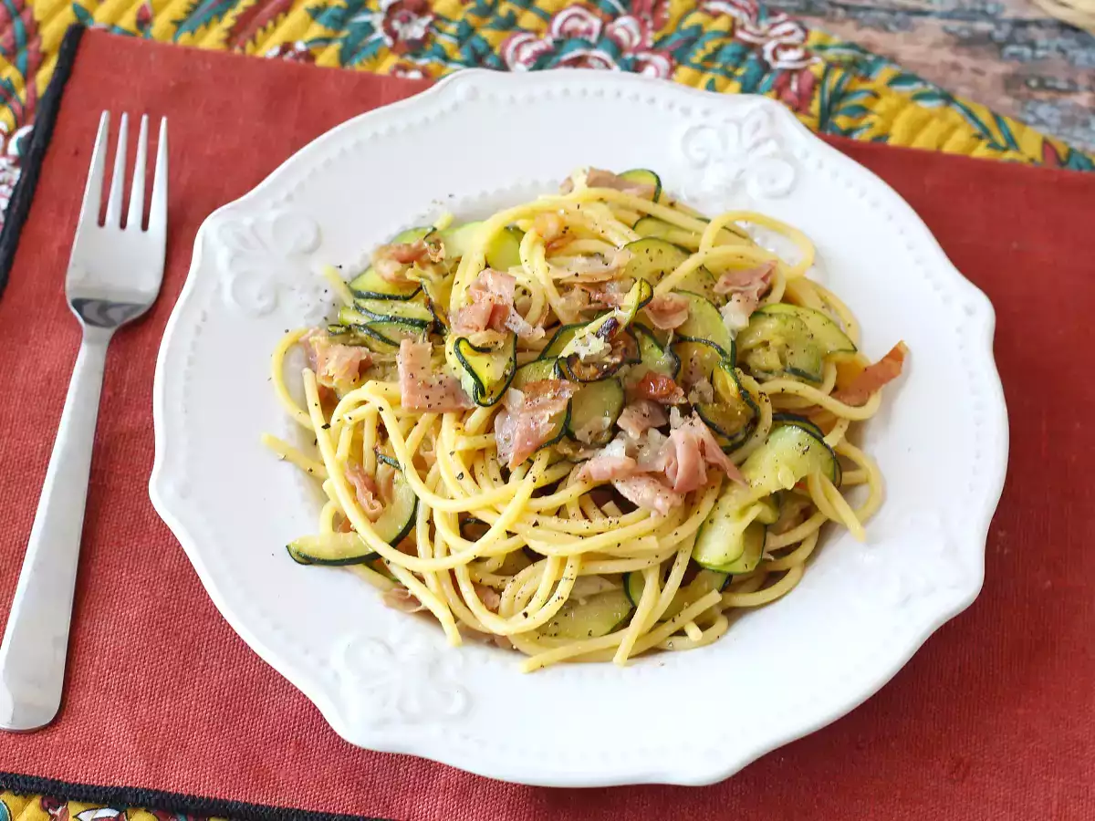 Tészta cukkinivel és ropogós speckkel: egyszerű recept, ami megoldja az ebédet és a vacsorát is - fotó 4