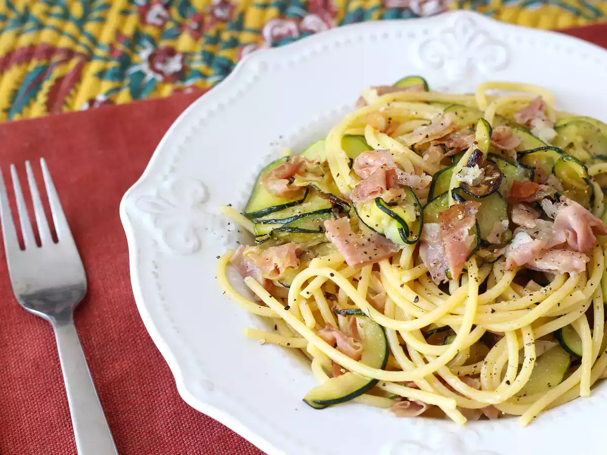 Tészta cukkinivel és ropogós speckkel: egyszerű recept, ami megoldja az ebédet és a vacsorát is - fotó 6