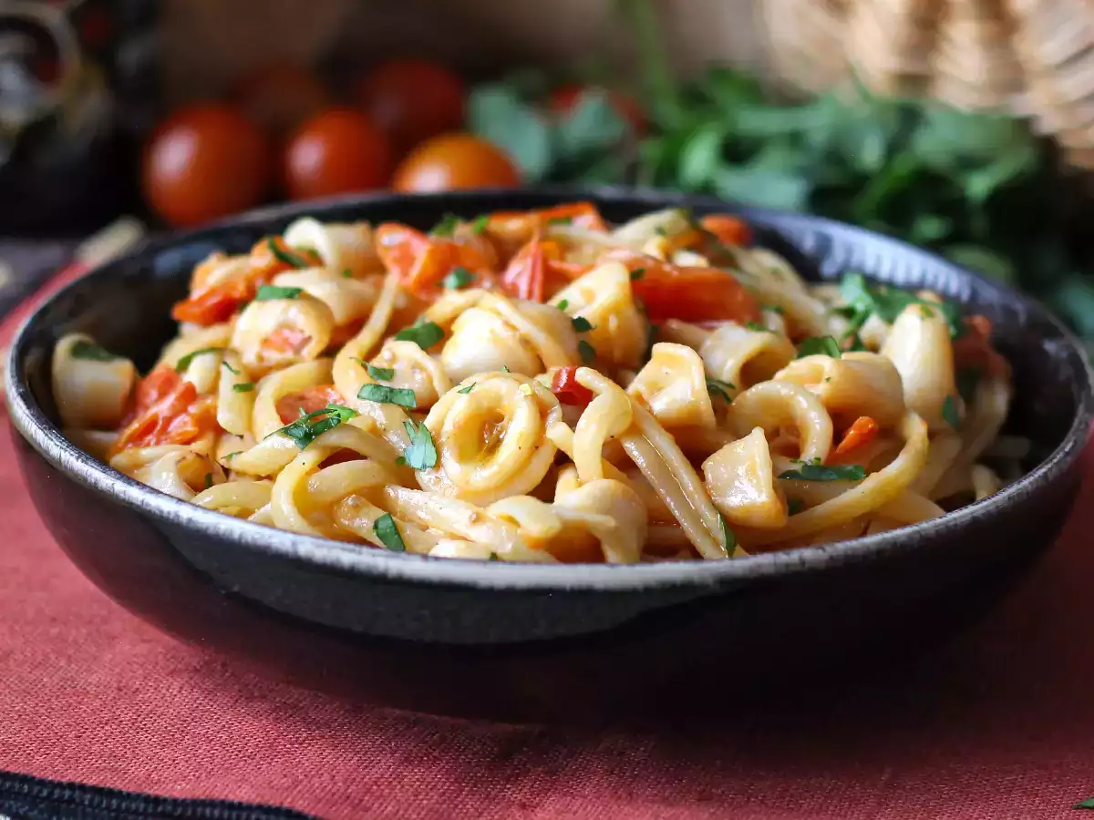 Tészta fagyasztott tintahallal és cseresznyeparadicsommal: egyszerű és ízletes recept - fotó 2