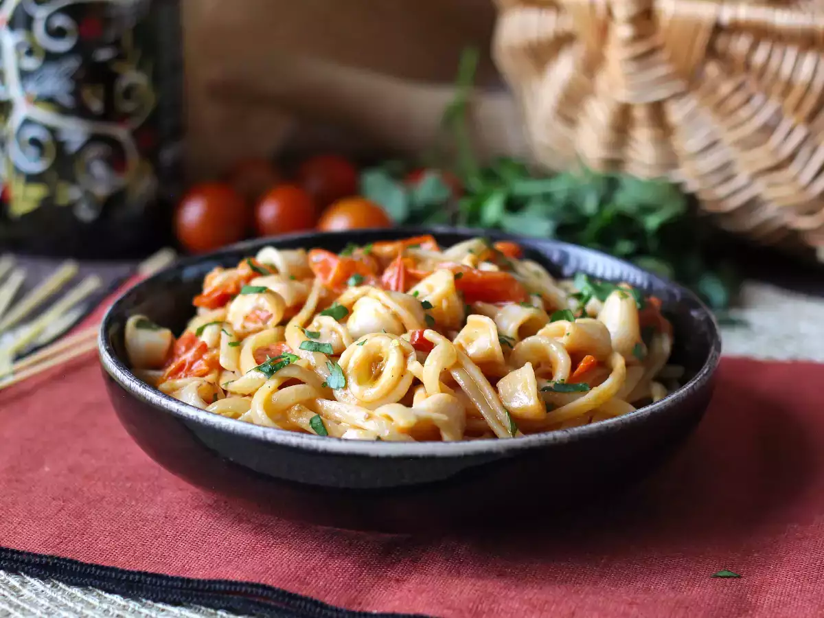 Tészta fagyasztott tintahallal és cseresznyeparadicsommal: egyszerű és ízletes recept - fotó 3