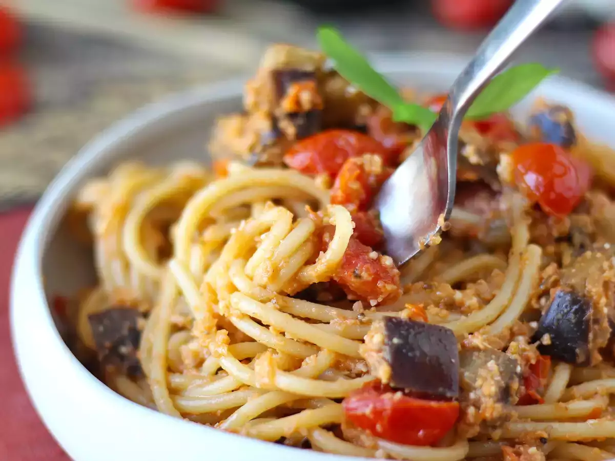 Tészta padlizsánkrémmel és cseresznyeparadicsommal: egyszerű és ízletes recept - fotó 2