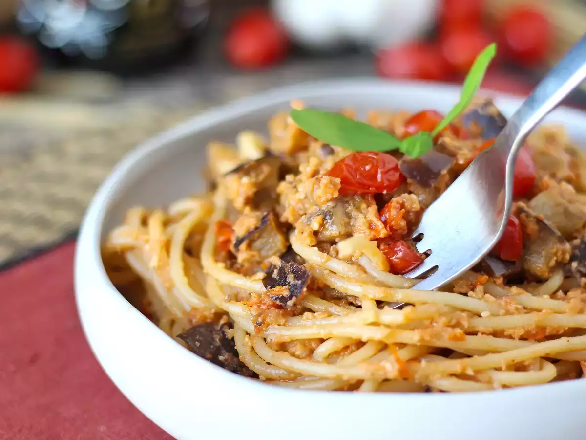 Tészta padlizsánkrémmel és cseresznyeparadicsommal: egyszerű és ízletes recept - fotó 3