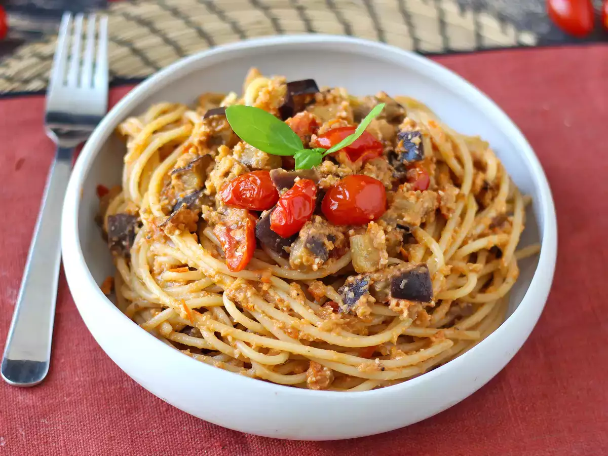 Tészta padlizsánkrémmel és cseresznyeparadicsommal: egyszerű és ízletes recept - fotó 4