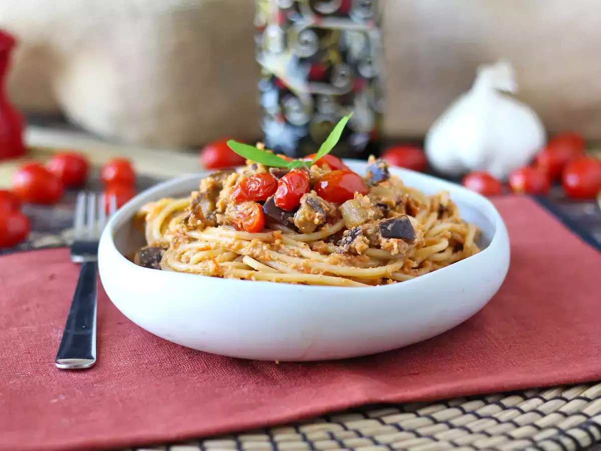 Tészta padlizsánkrémmel és cseresznyeparadicsommal: egyszerű és ízletes recept - fotó 5