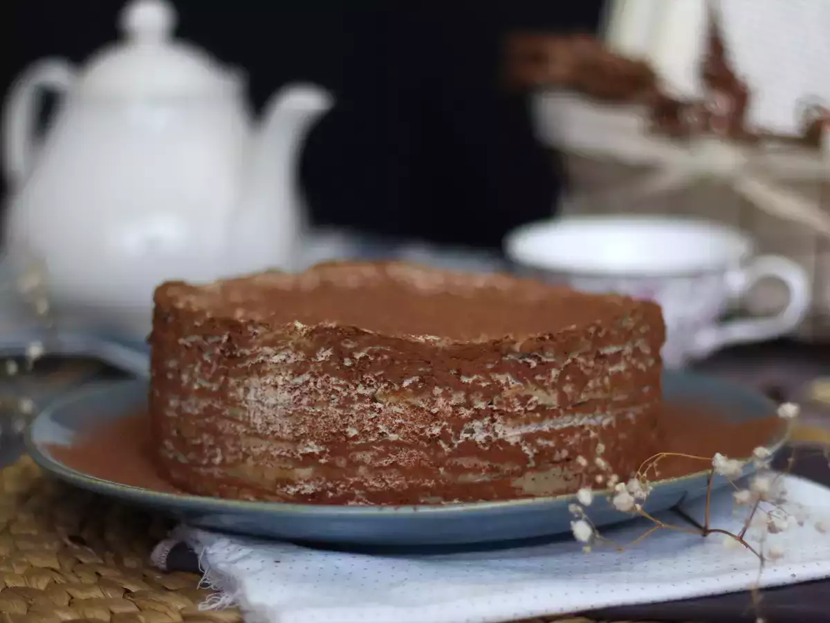 Tiramisu-stílusú palacsintatorta kávéval és kakaóval - fotó 2
