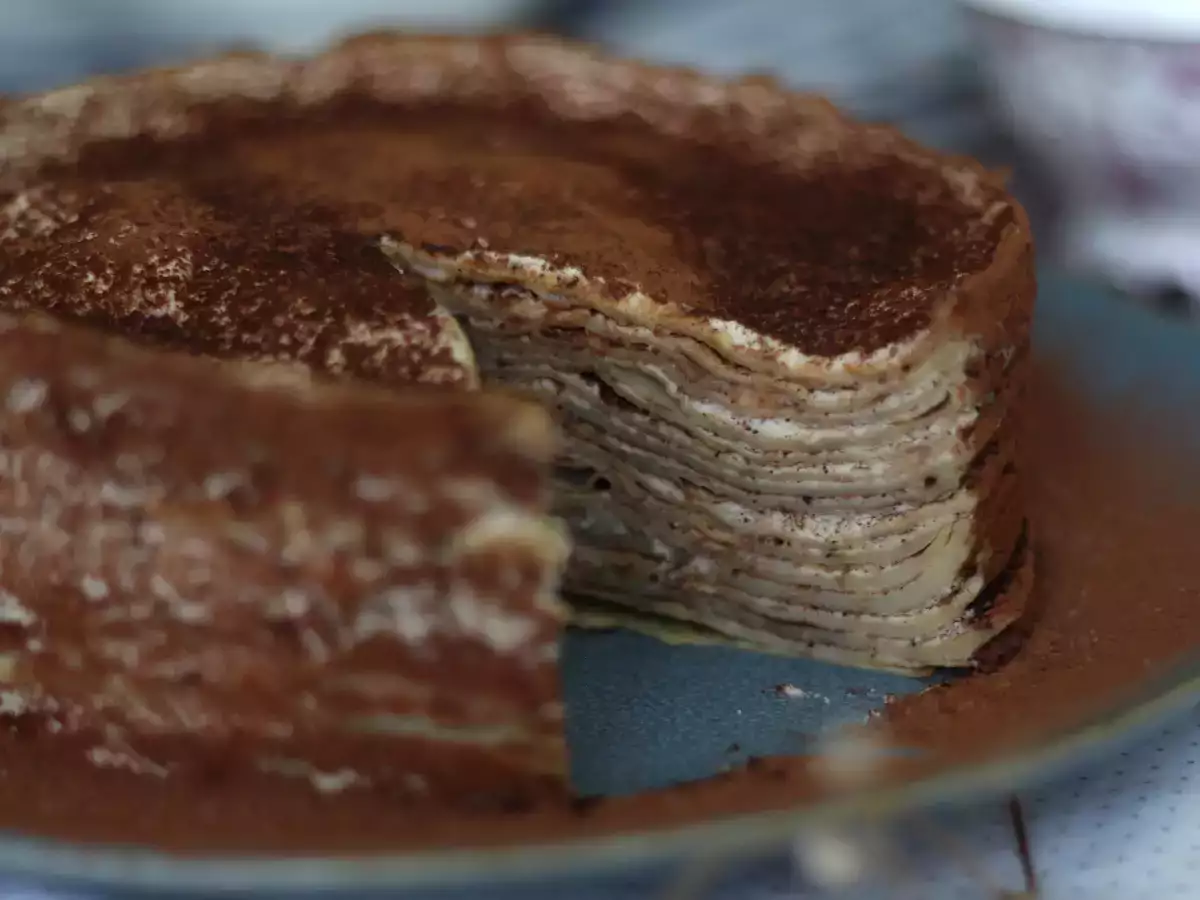 Tiramisu-stílusú palacsintatorta kávéval és kakaóval - fotó 3