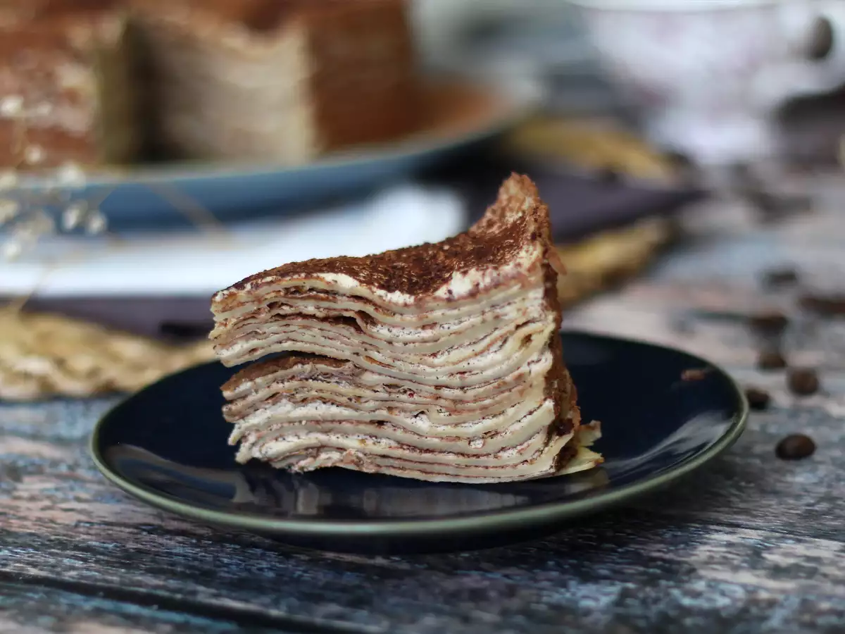 Tiramisu-stílusú palacsintatorta kávéval és kakaóval - fotó 6
