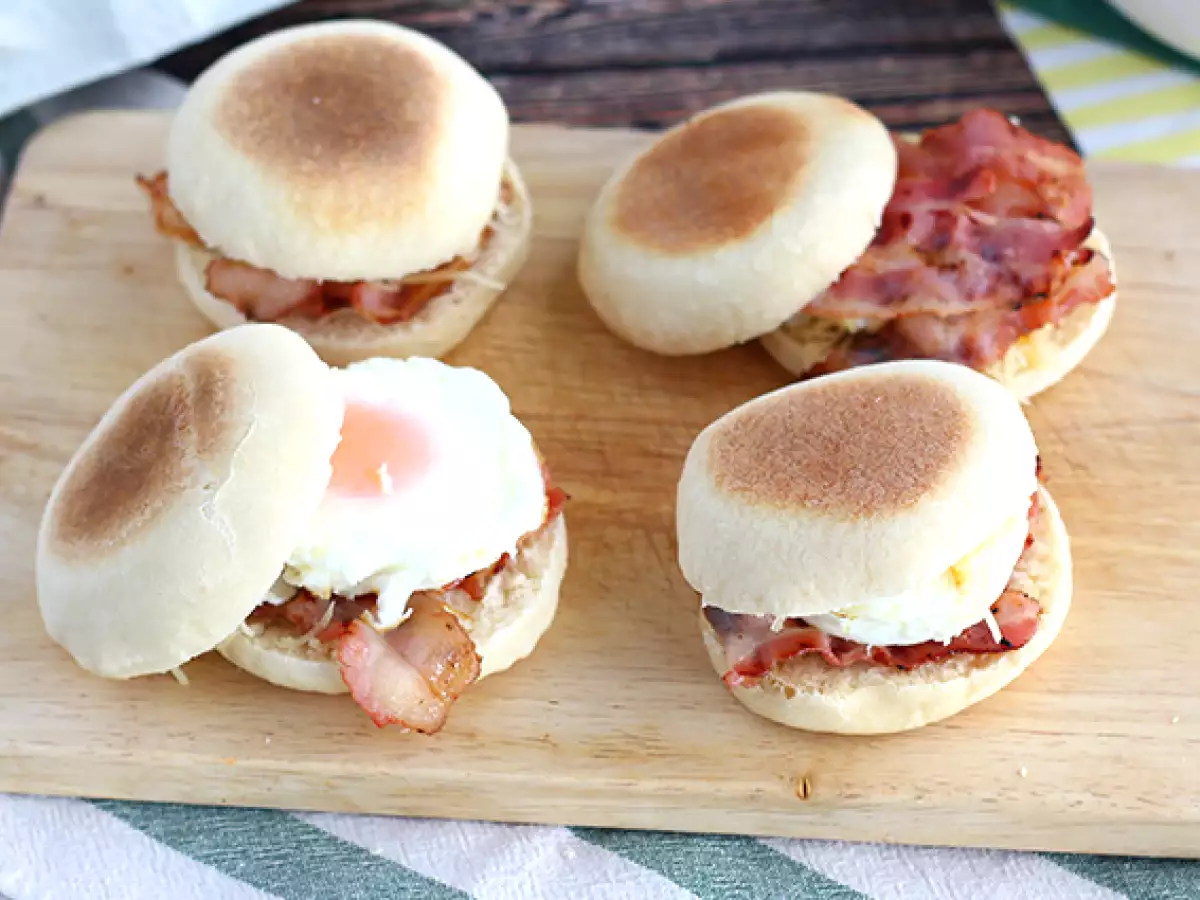 Tojás és bacon angol muffin - fotó 2