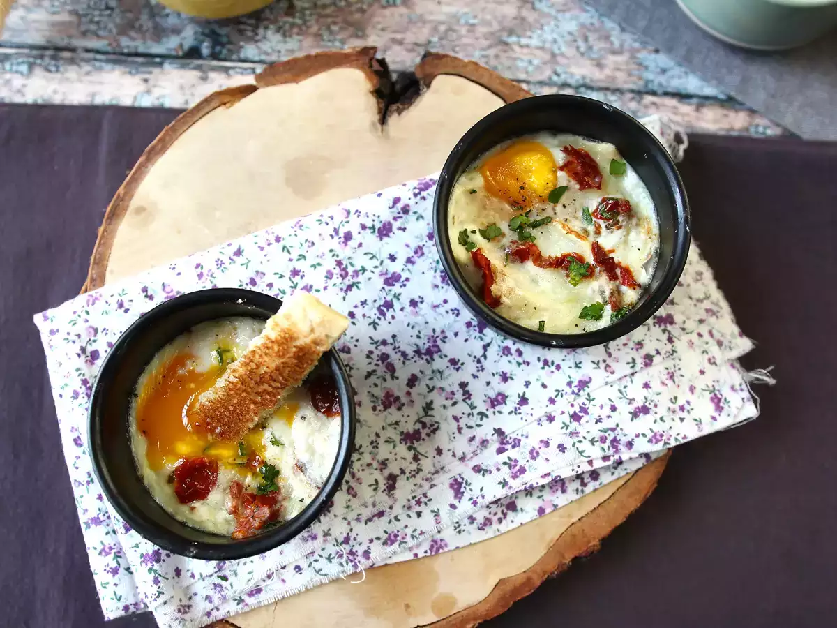 Tojásos ragu kecskesajttal és napon szárított paradicsommal a légsütőben! - fotó 5