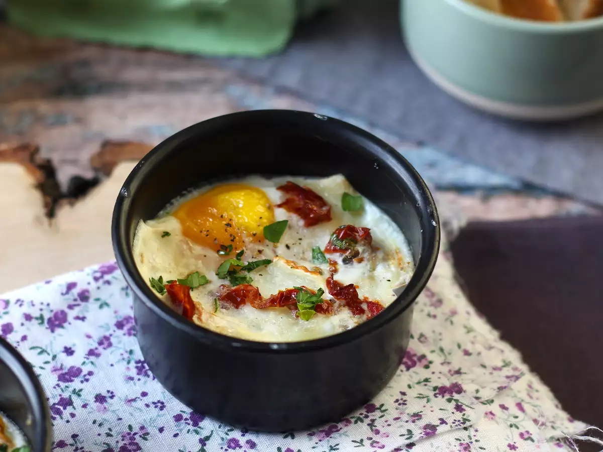 Tojásos ragu kecskesajttal és napon szárított paradicsommal a légsütőben! - fotó 6