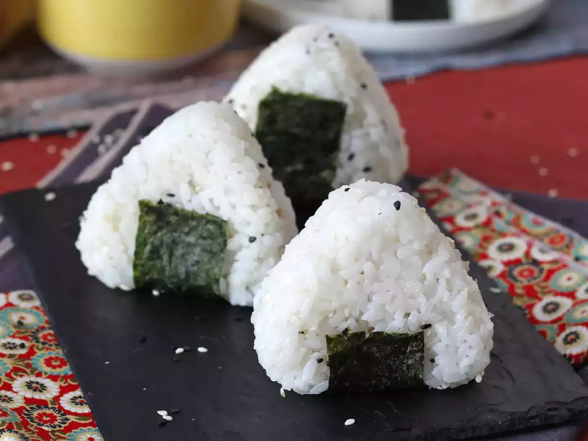 Tonhal onigiri, a kis japán háromszög alakú rizses szendvics - おにぎり - fotó 2