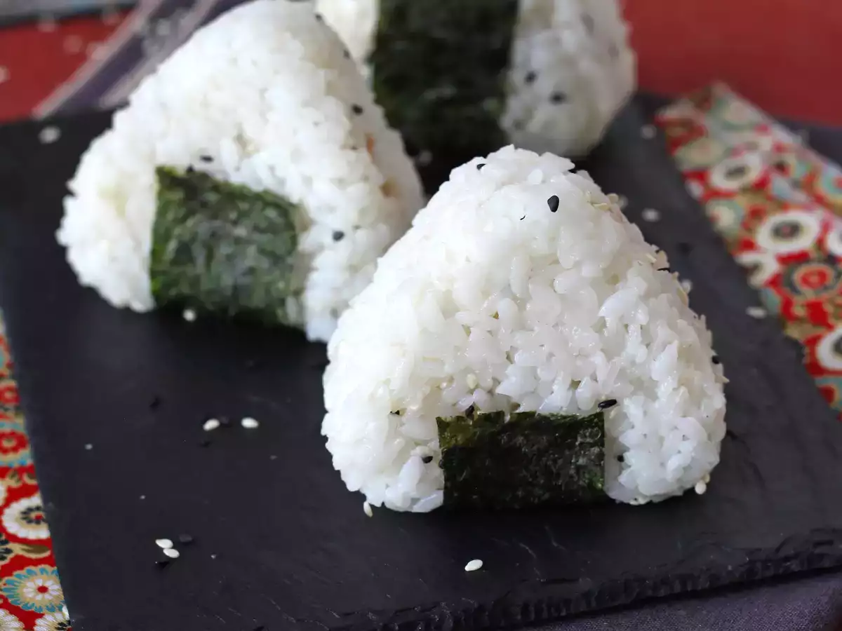 Tonhal onigiri, a kis japán háromszög alakú rizses szendvics - おにぎり - fotó 4