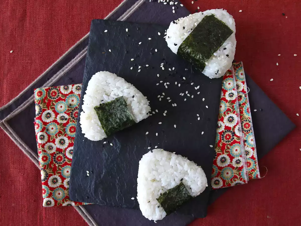 Tonhal onigiri, a kis japán háromszög alakú rizses szendvics - おにぎり - fotó 5